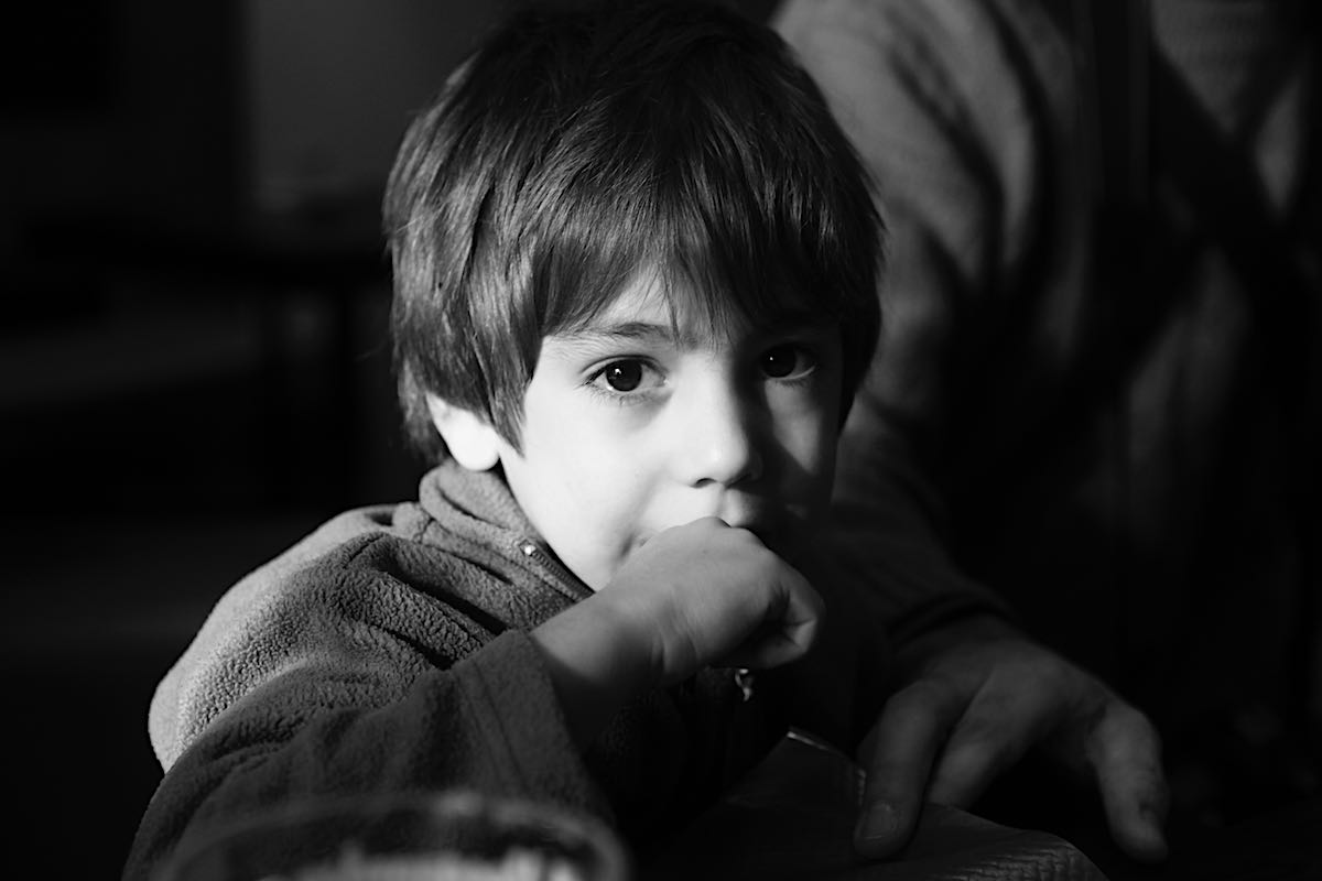ritratto di bambino che guarda la in camera durante una fotografia di reportage