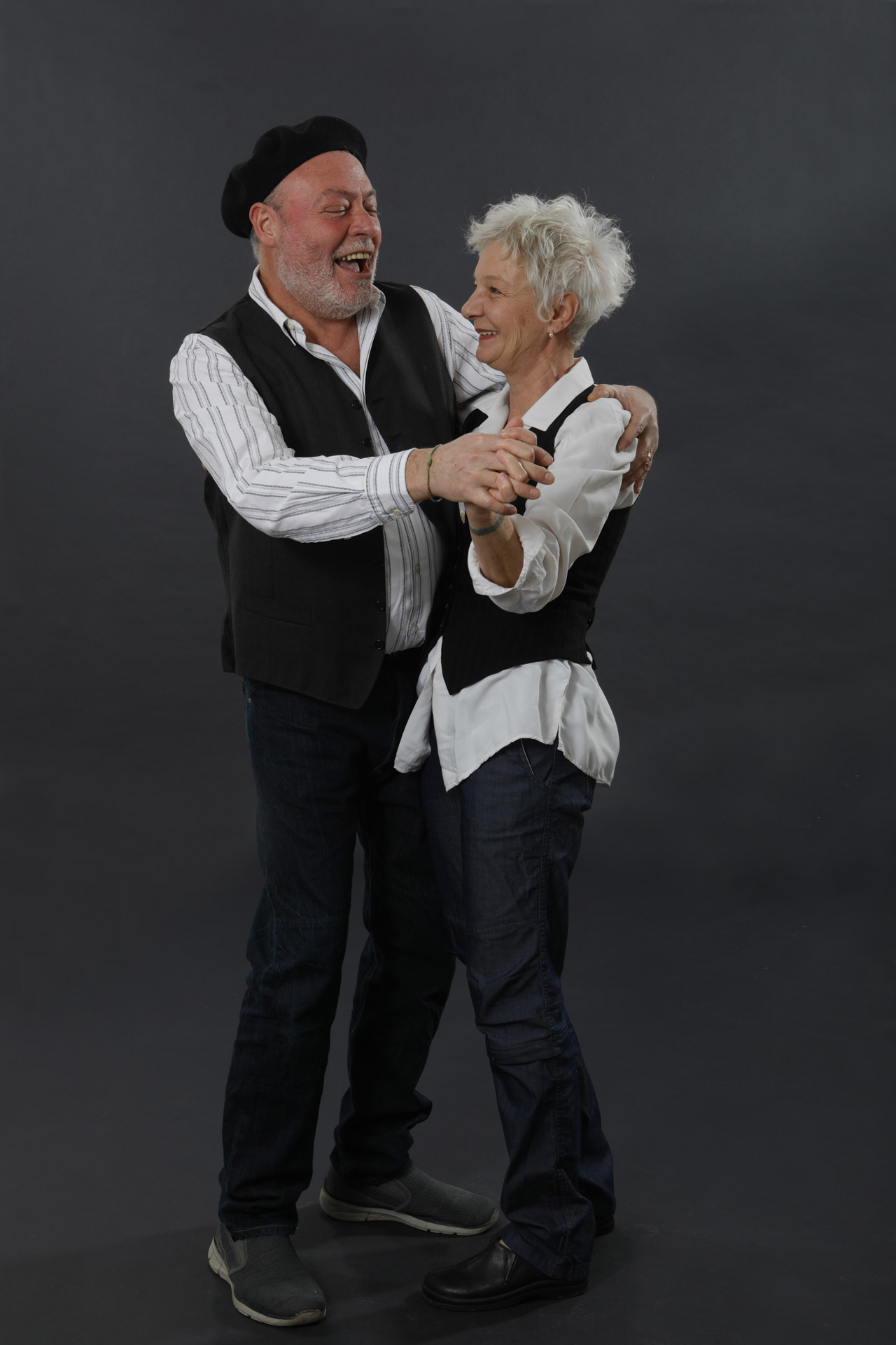 ritratto di coppia che balla abbracciandosi fotografia in ritratto di coppia su scale scena di nudo in Personal portraits family e kids