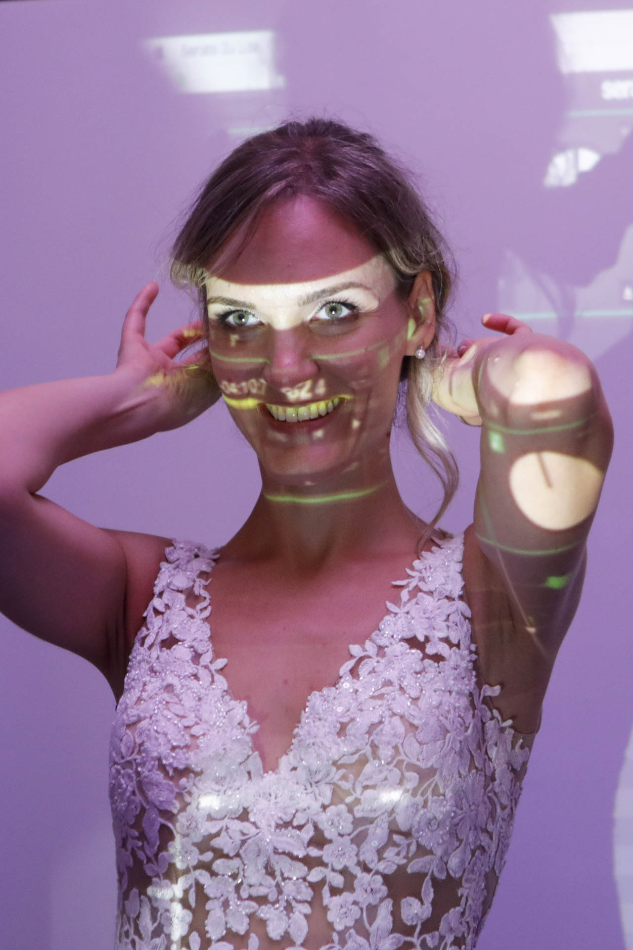 sposa sorride sistemando i capelli in reportage di fotografia di matrimonio