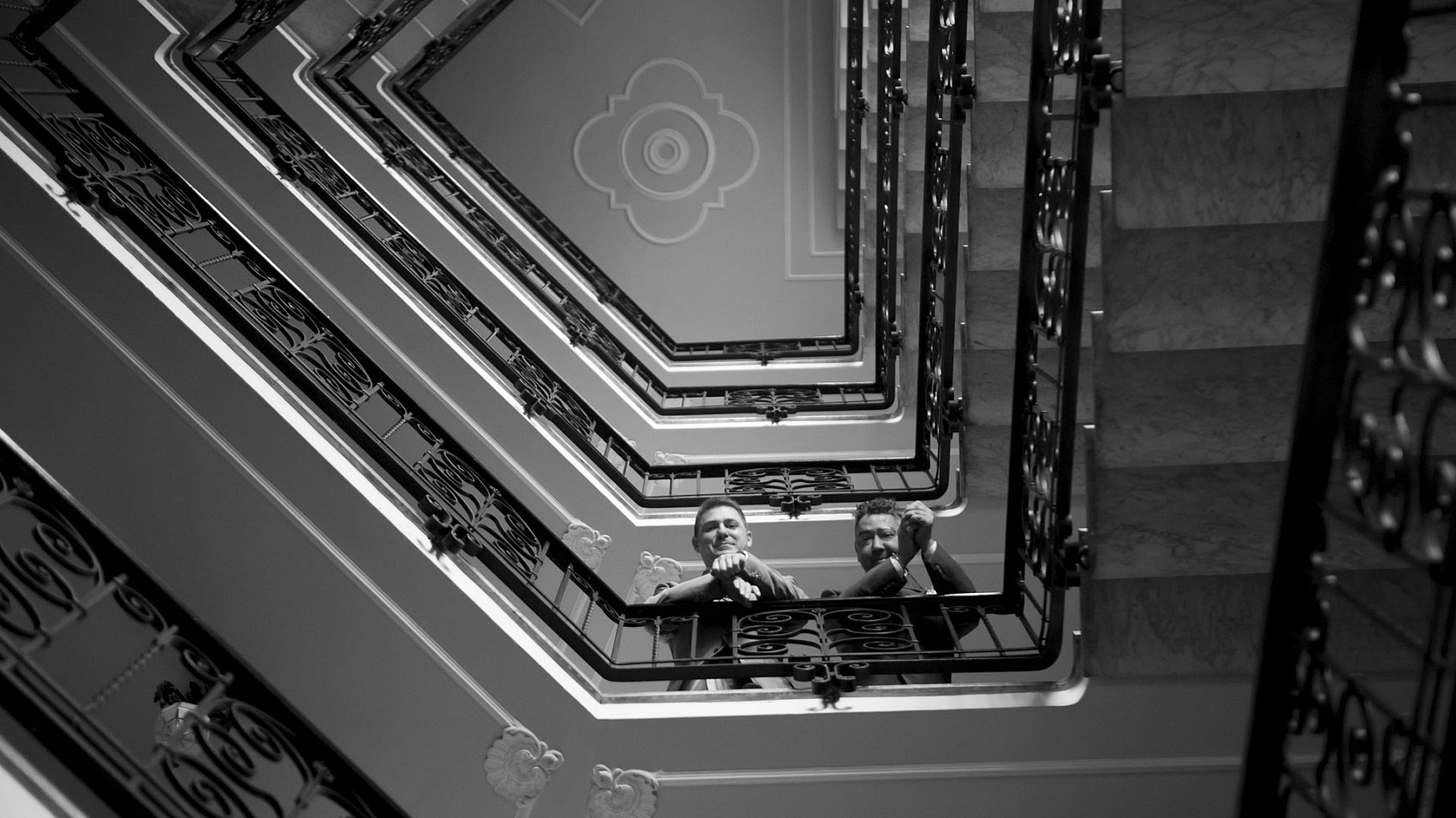 coppia di sposi affacciata alla scale di un palazzo reportage di fotografia di matrimonio